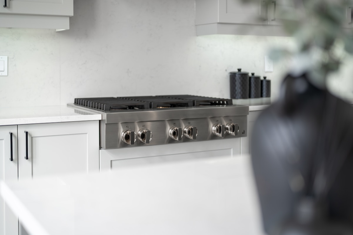 Cuisine moderne avec cuisinière à gaz en acier inoxydable.