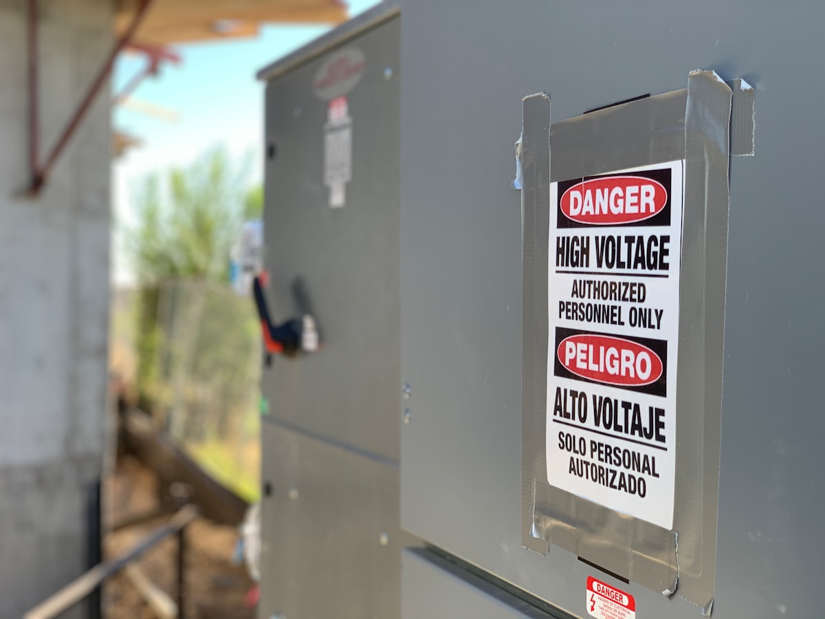 Panneau d'avertissement de haute tension, accès réservé au personnel autorisé.