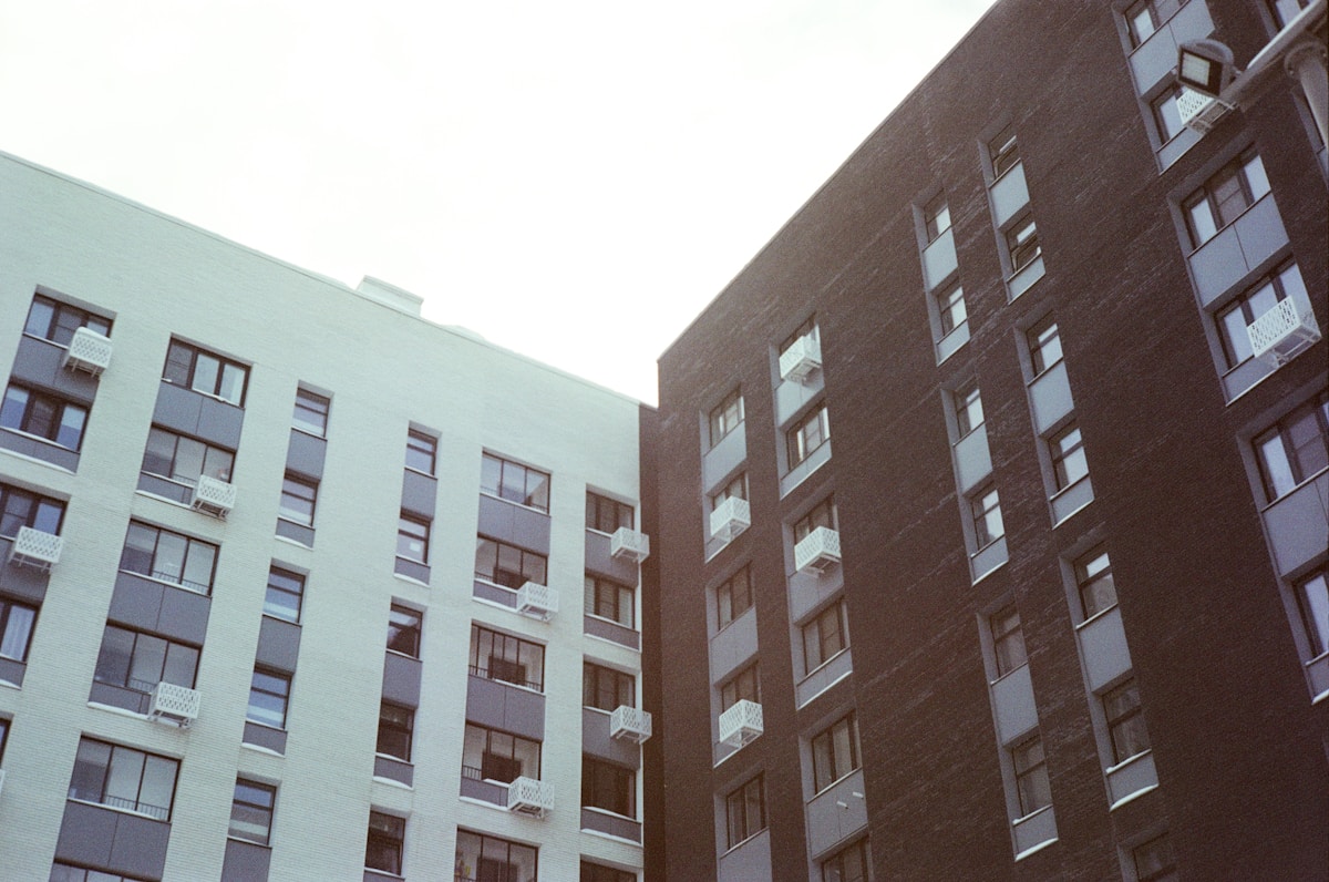 Bâtiments résidentiels modernes avec fenêtres et balcons.