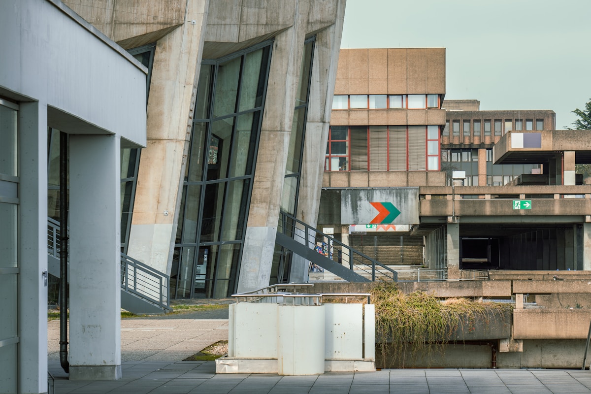 Bâtiment moderne en béton avec des fenêtres et des éléments architecturaux.