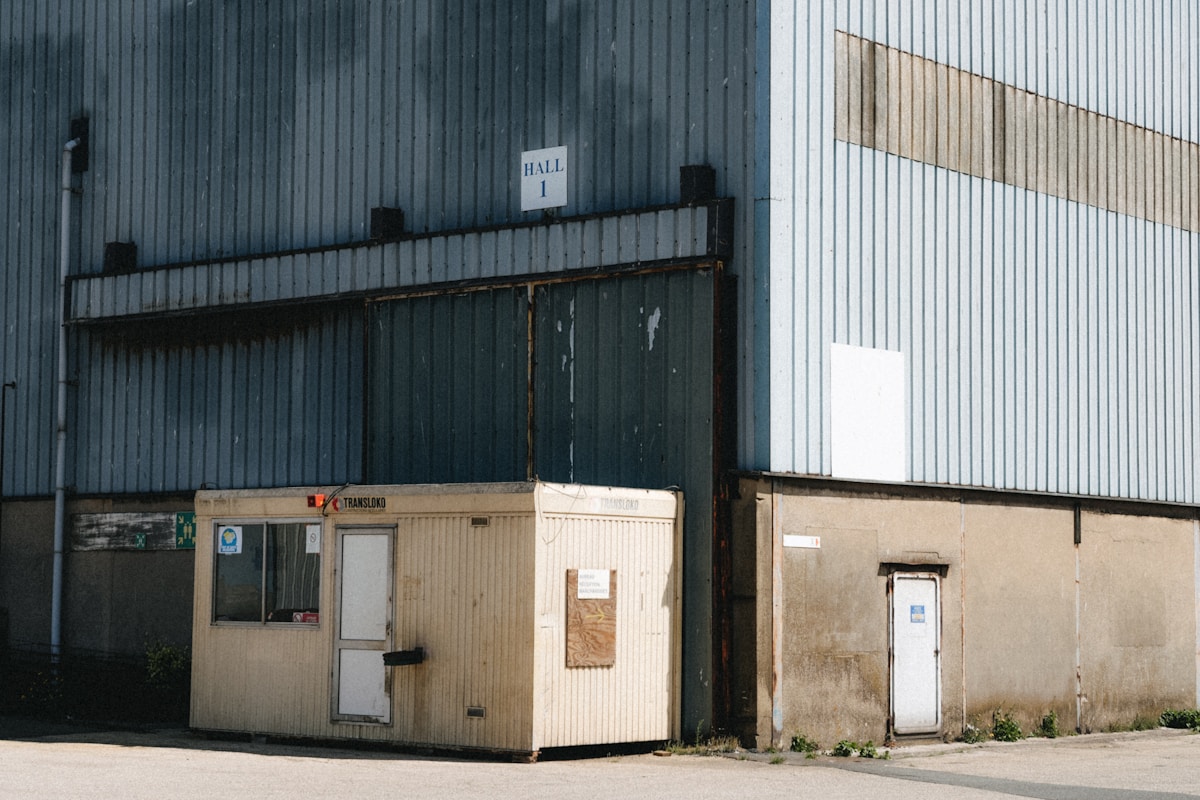 Bâtiment industriel avec porte et panneau "Hall 1".