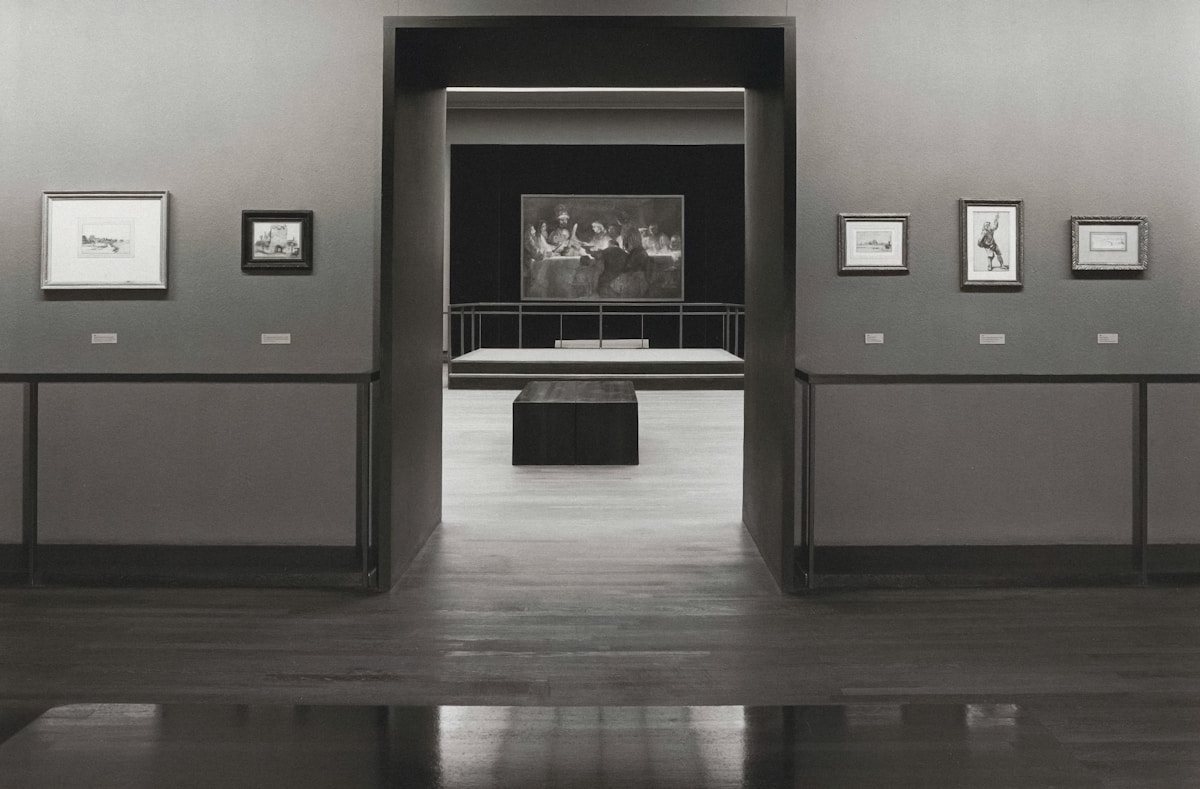 Title: Zaal met vijf prenten, een bank voor bezoekers en een doorgang met zicht op een schilderij Publisher: Rijksmuseum Date: c.1969-09-13 - c.1969-11-30 Providing institution: Rijksmuseum Aggregator: Rijksmuseum Providing Country: Netherlands Public Domain Zaal met vijf prenten, een bank voor bezoekers en een doorgang met zicht op een schilderij - Rijksmuseum, Netherlands - Public Domain.