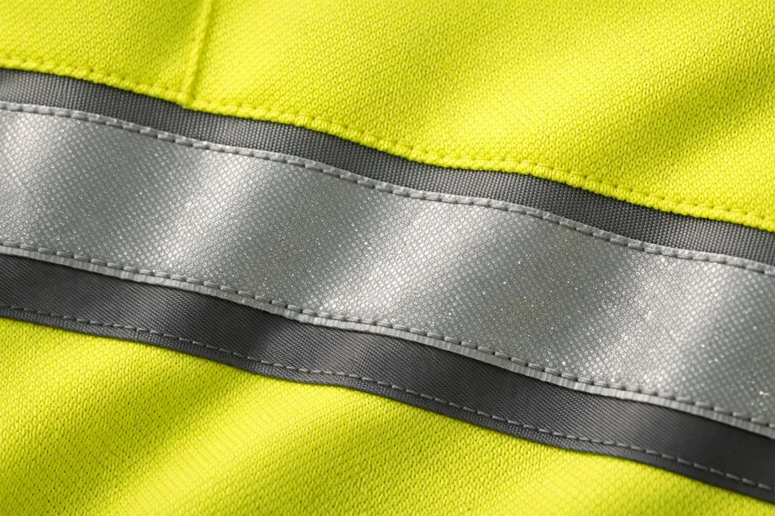 Photo professionnelle réaliste d'un paysagiste portant un gilet haute visibilité jaune fluorescent avec bandes rétroréfléchissantes, travaillant dans un jardin en été. L'homme utilise des outils de jardinage, environnement extérieur lumineux avec végétation verte. Le gilet est propre, fonctionnel, plusieurs poches visibles. Posture naturelle au travail, lumière naturelle douce, couleurs sobres dominantes jaune sécurité et vert. Composition nette centrée sur l'équipement de protection et son usage réel en situation paysagiste. Aucun texte, logo ou marque visible.