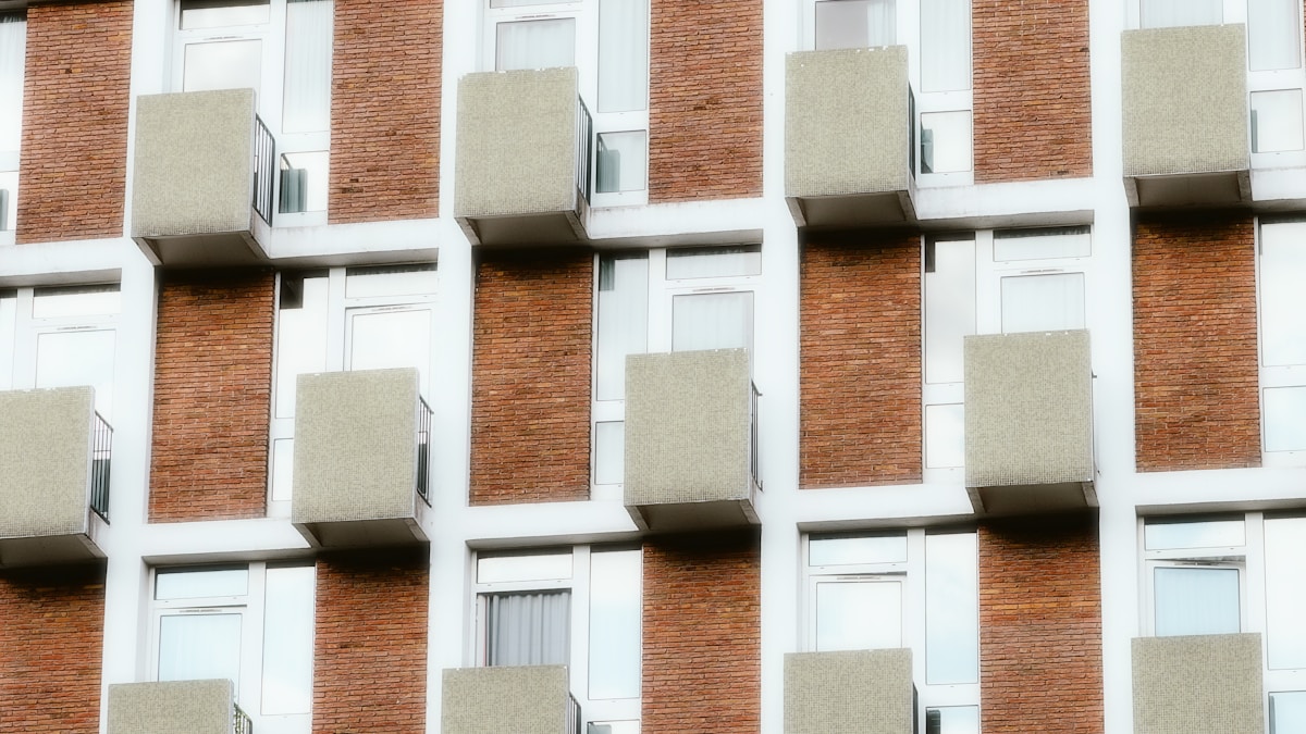 A very tall building with lots of windows
