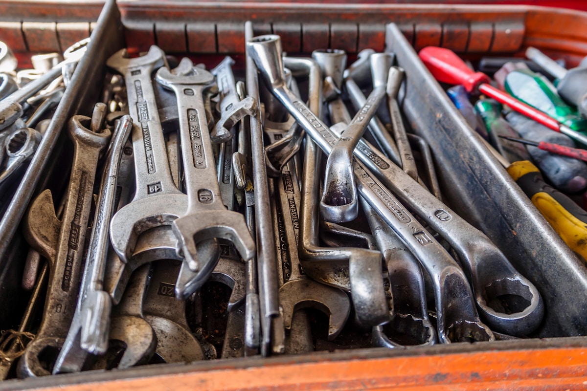 Boîte à outils remplie d'outils de bricolage variés et usagés.