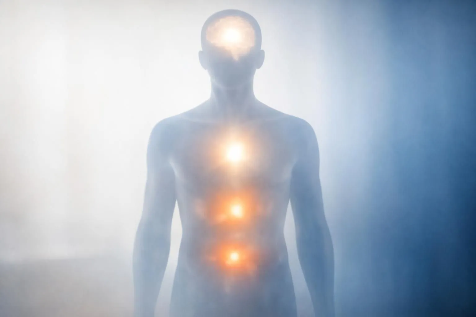 Silhouette humaine translucide avec zones lumineuses colorées dans le ventre, la poitrine et les épaules représentant la mémoire corporelle des traumatismes, ambiance douce et apaisante, style médical compassionnel, sans aucun texte ni inscription