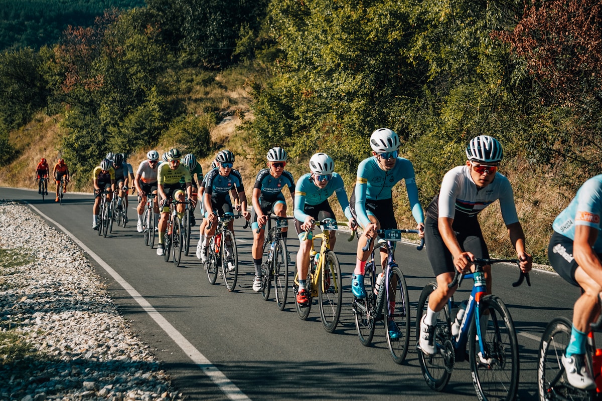 Groupe de cyclistes professionnels en compétition sur une route de montagne.