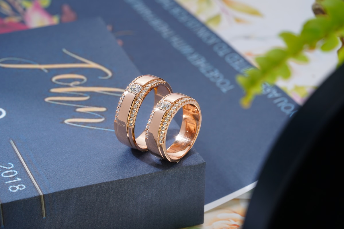 Deux bagues de fiançailles en or rose avec des diamants.