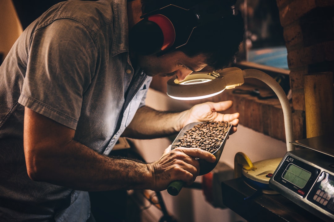 Un bijoutier examine une bague en or antique sous une loupe, prêt pour la restauration de bijoux à prix compétitifs.