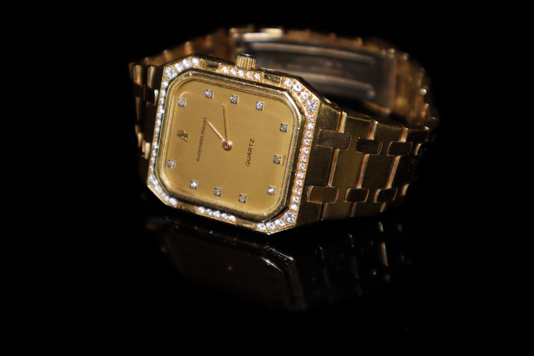 prix bracelet luxe sur mesure - Elegant luxury gold and diamond bracelet displayed on a white velvet jewelry tray inside a re