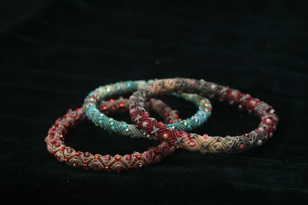Bracelets colorés ornés de perles et de motifs complexes.