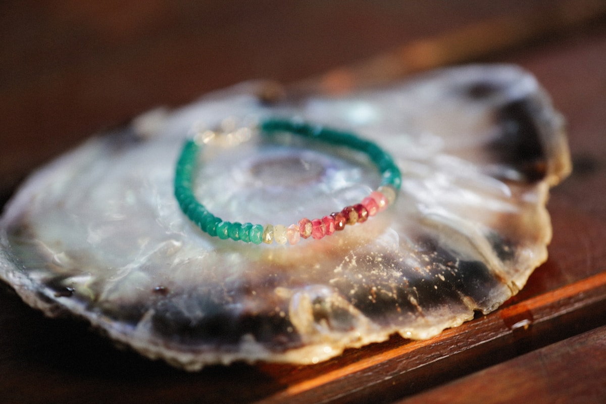 Bracelet coloré sur une pierre géode cristalline.