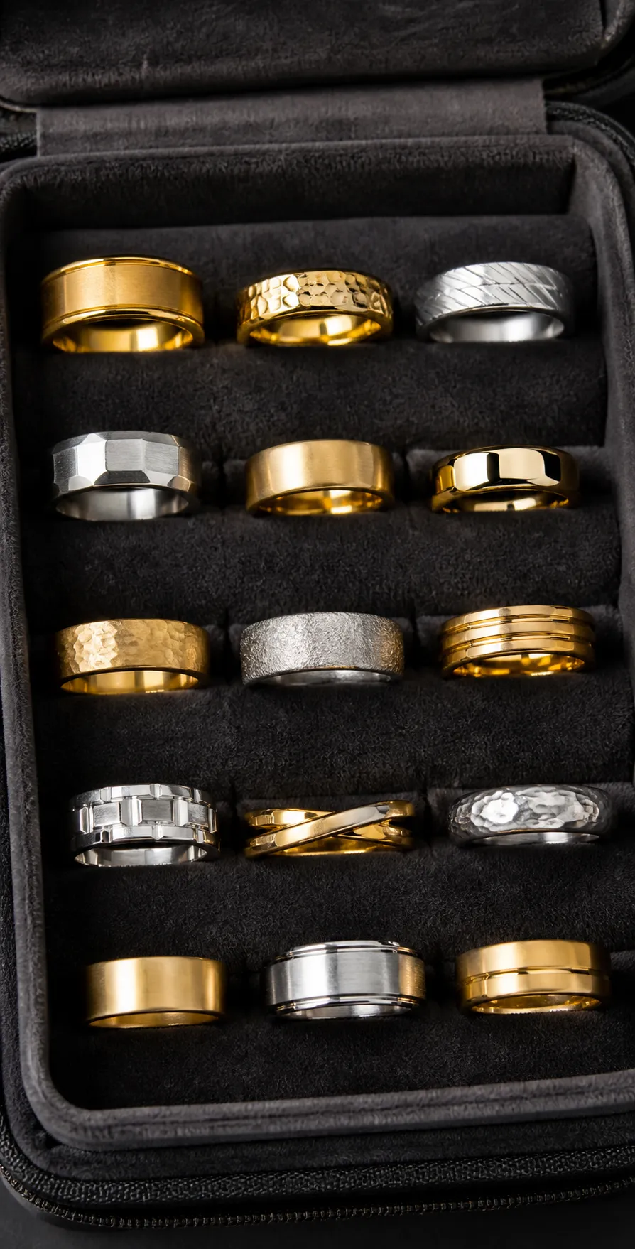 Assortiment d'anneaux en or et en argent de différents designs.