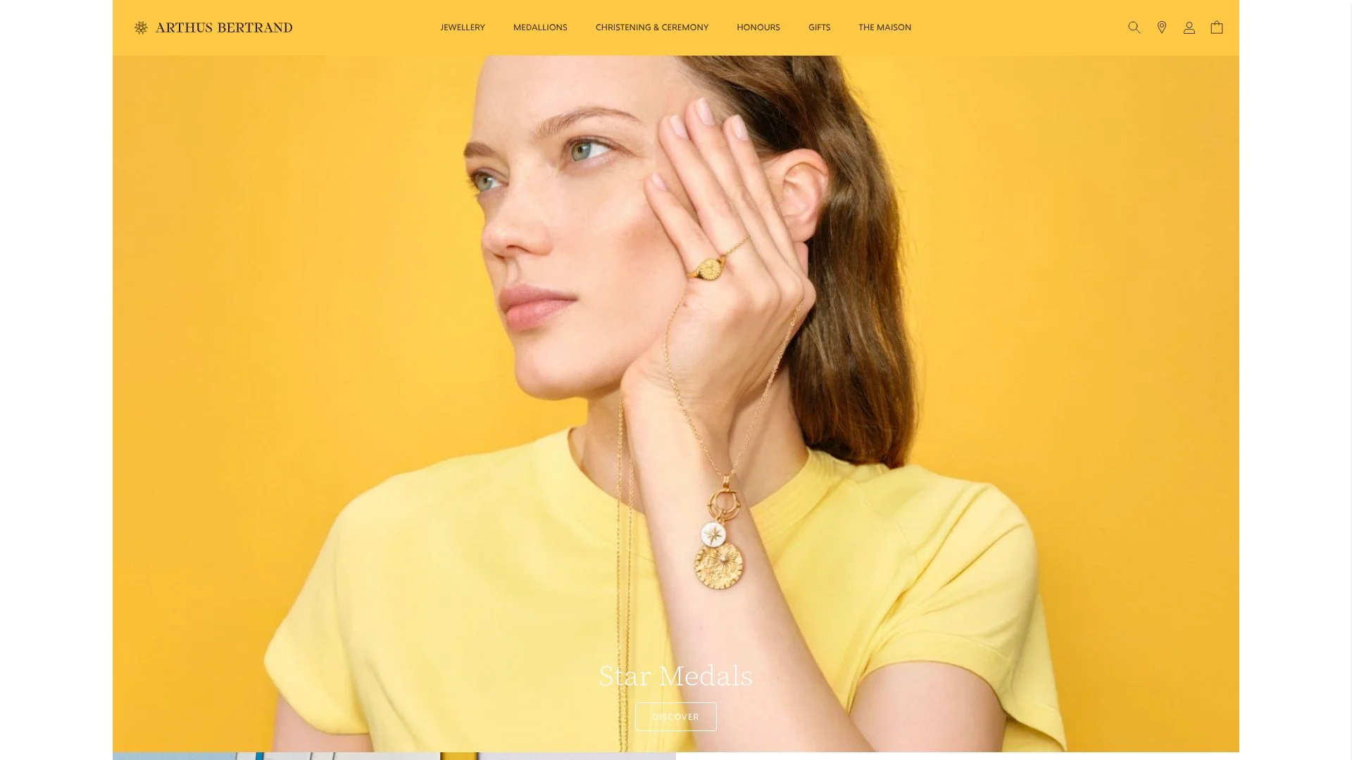Femme portant des bijoux dorés sur fond jaune.