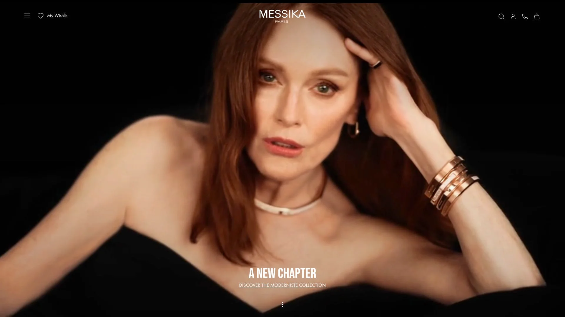 Femme mature aux cheveux bruns, maquillage sophistiqué, expression pensive.