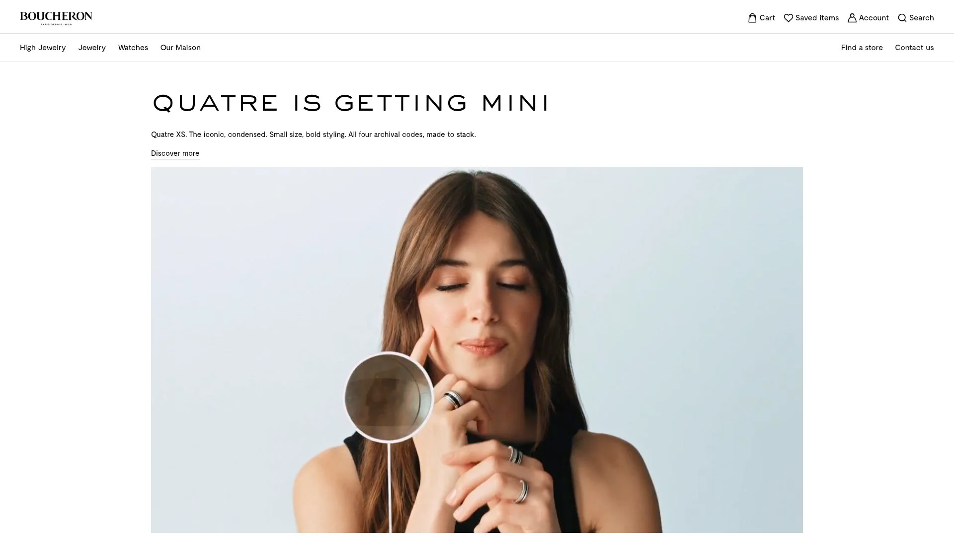 Une femme aux longs cheveux sombres tenant un miroir de poche.