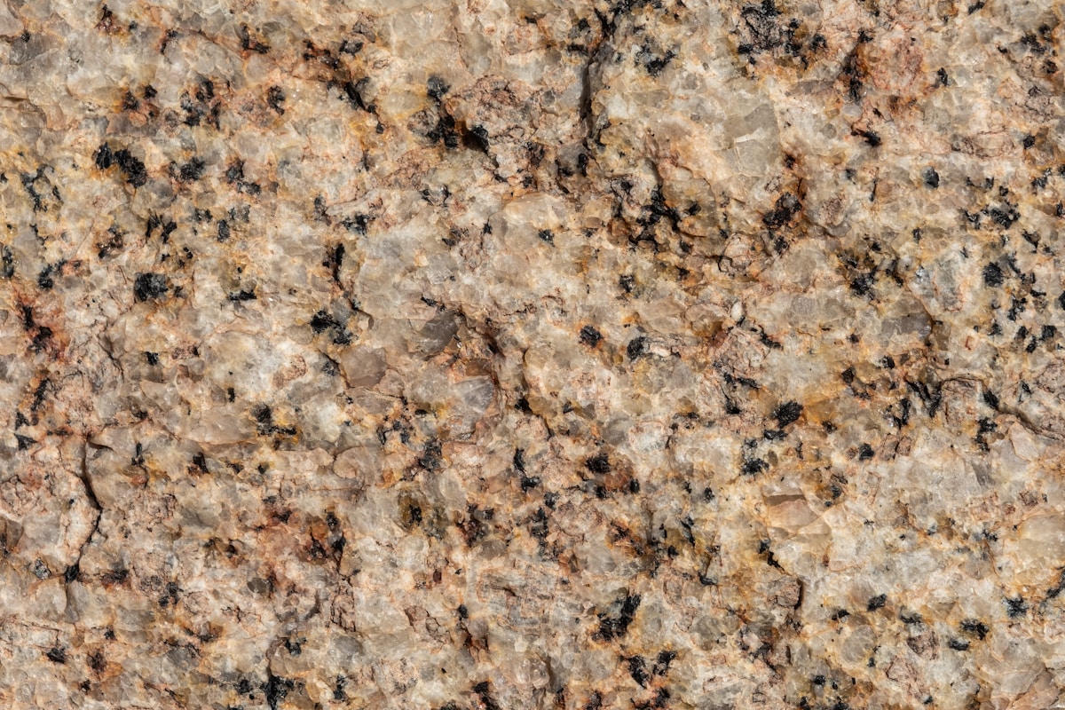 Texture de granite multicolore avec des motifs irréguliers.