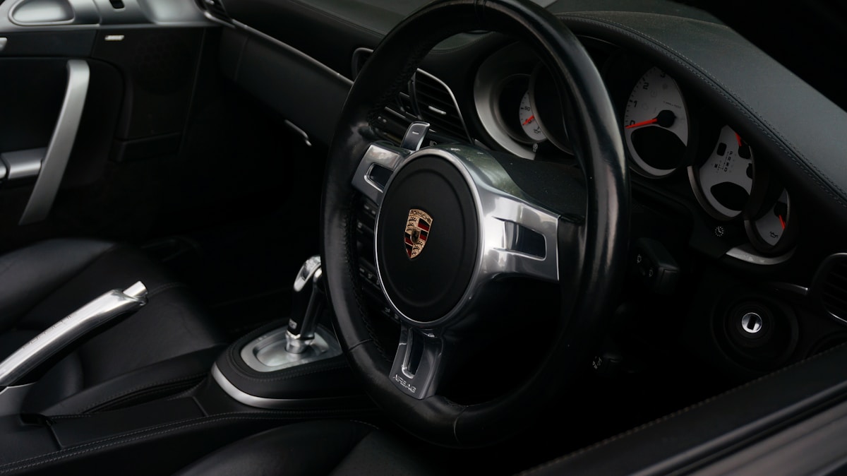 Intérieur de voiture de luxe avec volant Porsche.