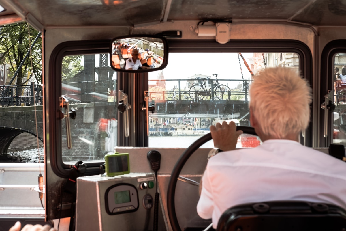 Intérieur d'un véhicule avec un conducteur et des passagers.