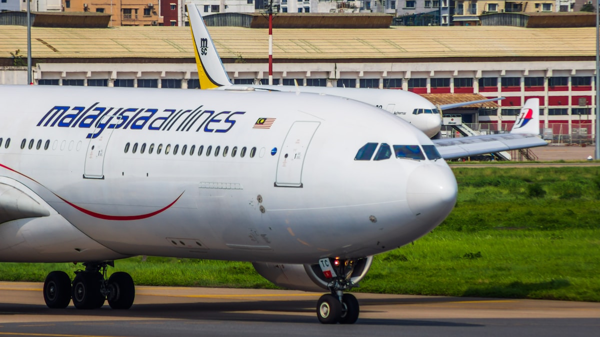un gran avión de pasajeros sobre una pista de aeropuerto