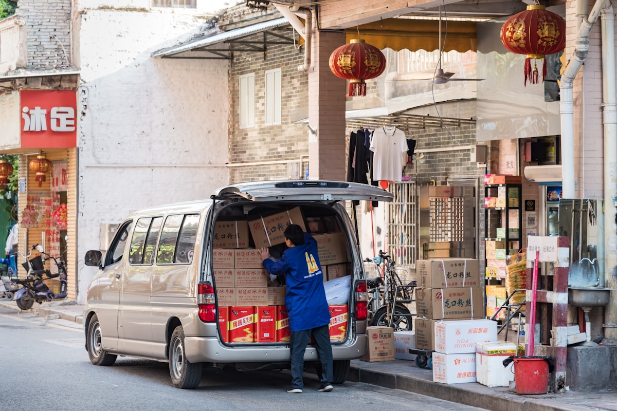 Livraison de marchandises dans une rue animée de Chine.