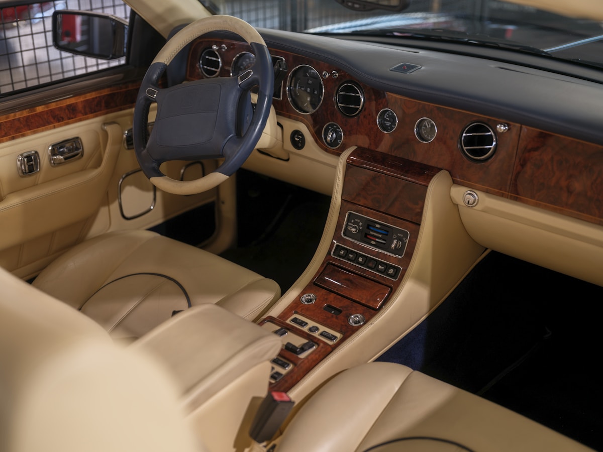 פנים מפואר של מכונית קלאסית.