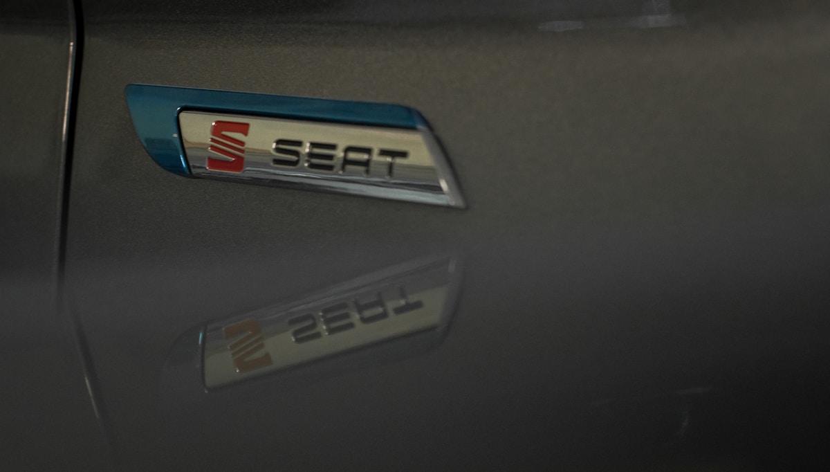 white and blue car plate