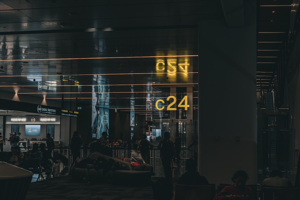 קבוצת אנשים עומדת מול בניין