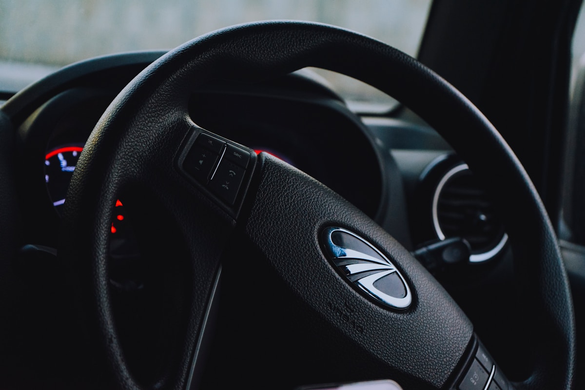 הגה לרכב עם כפתורי בקרה ולוגו.