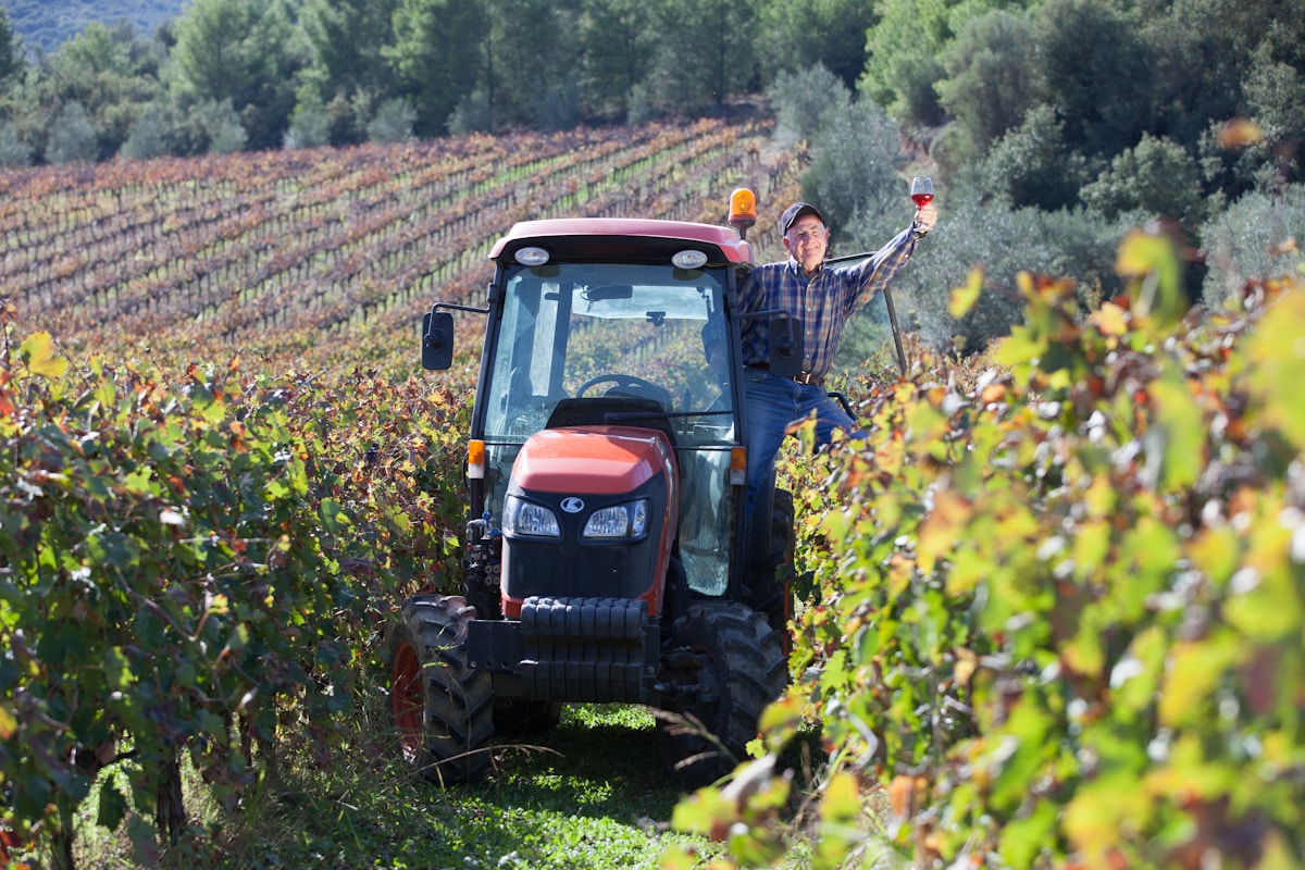 Un agriculteur conduit un tracteur.