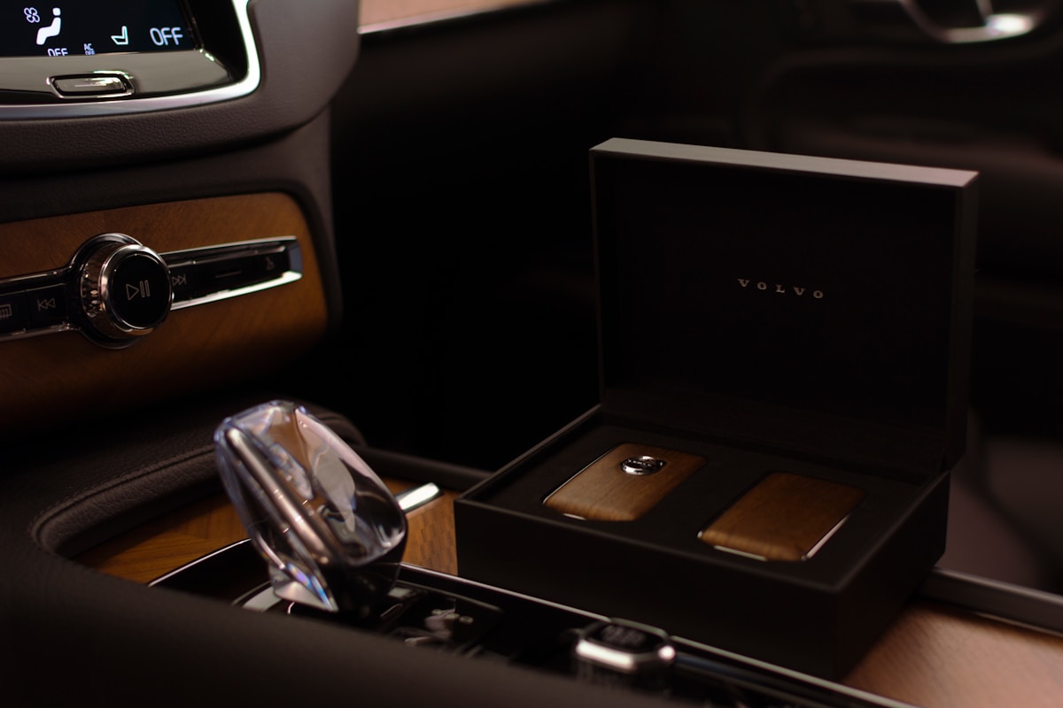 Intérieur de voiture avec console centrale, boutons et boîte Volvo.