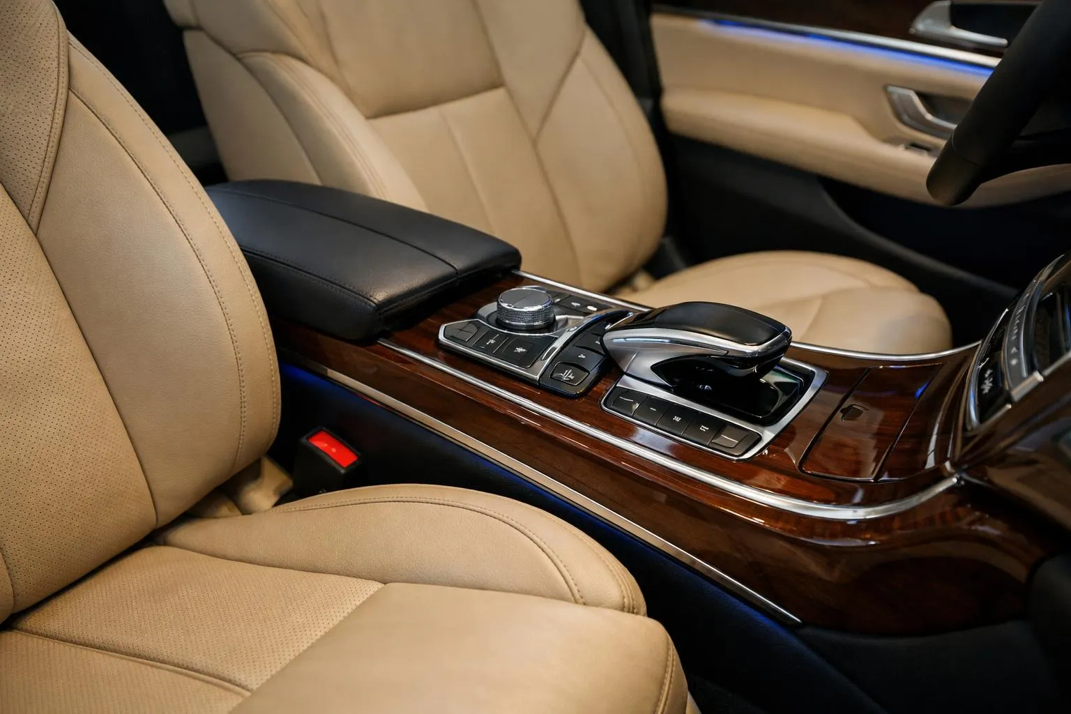 Intérieur luxueux d'une berline premium noire, sièges en cuir beige immaculé, tablette digitale encastrée, éclairage d'ambiance tamisé bleuté, finitions bois laqué, atmosphère raffinée et feutrée évoquant le confort d'un service de chauffeur privé VTC haut de gamme à Nancy, aucun texte visible