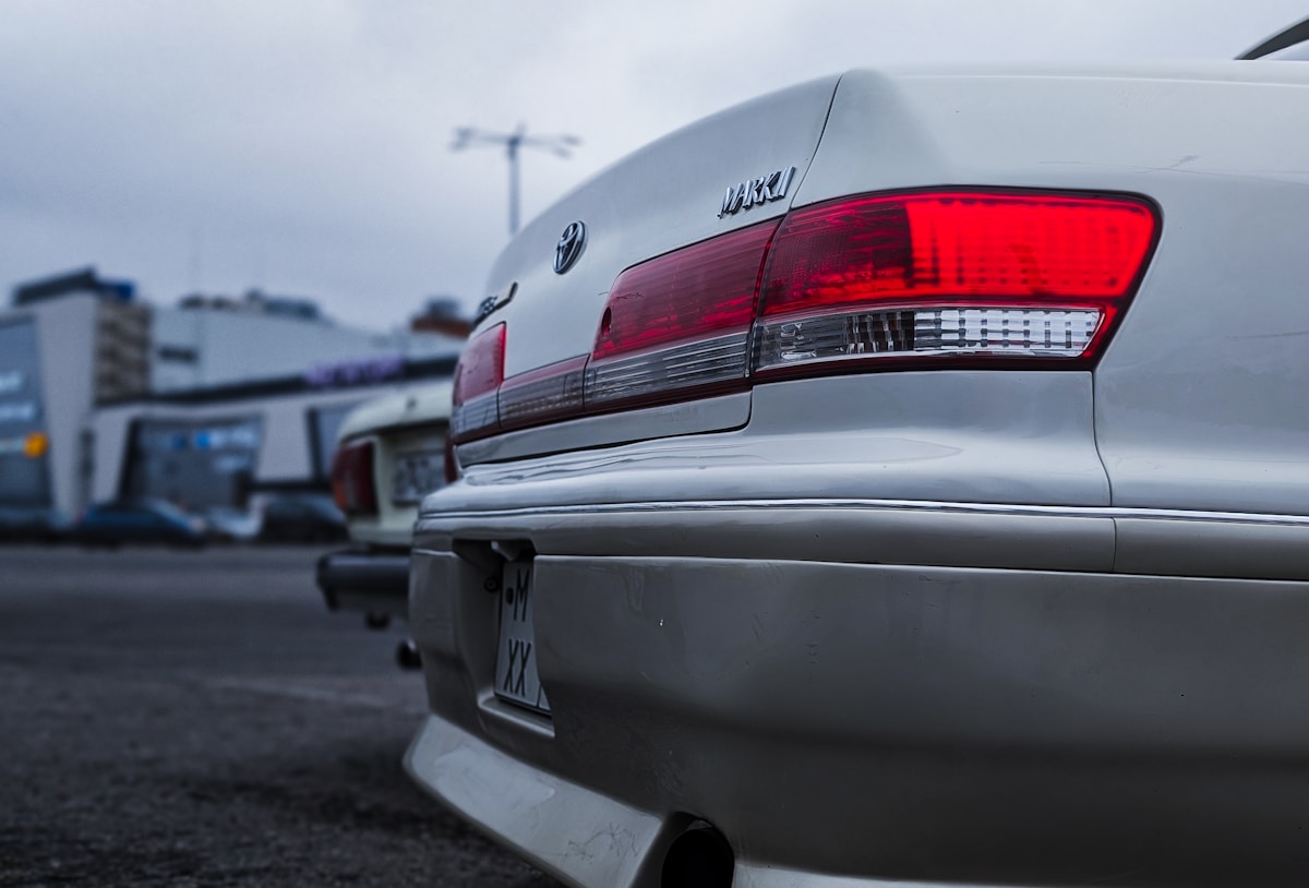 Крупный план заднего фонаря белого автомобиля.