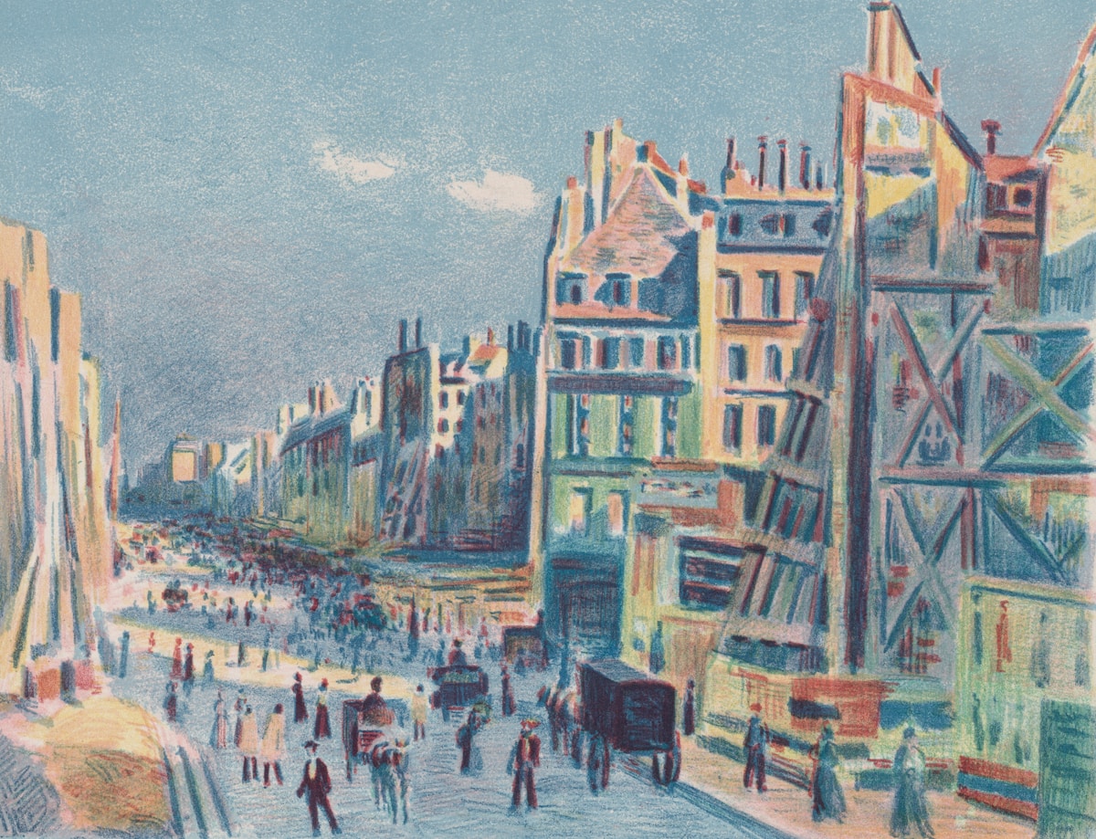 Scène urbaine animée avec des bâtiments historiques et des passants.