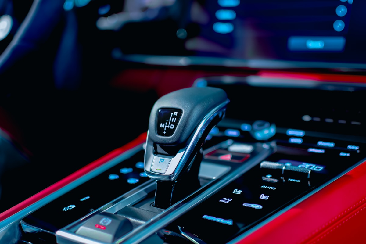 Levier de vitesses d'une voiture de sport avec boutons de commande.