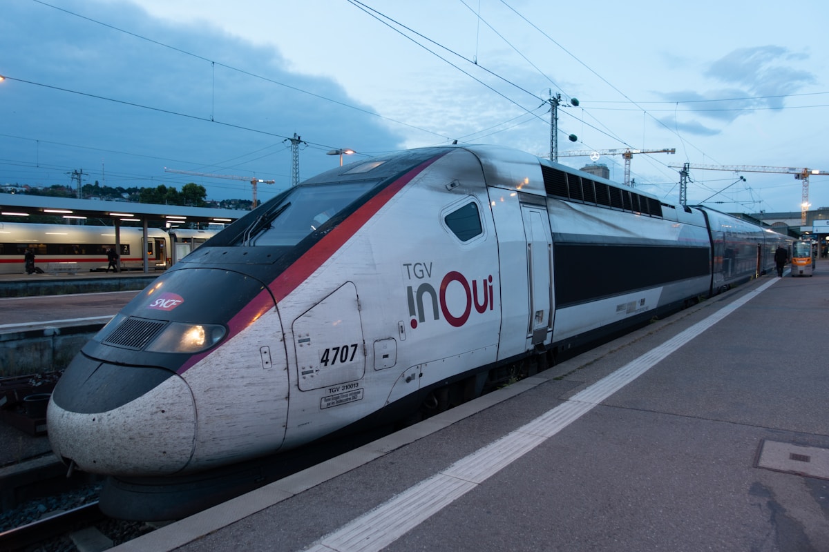 Train à grande vitesse TGV InOui sur une plateforme de gare.