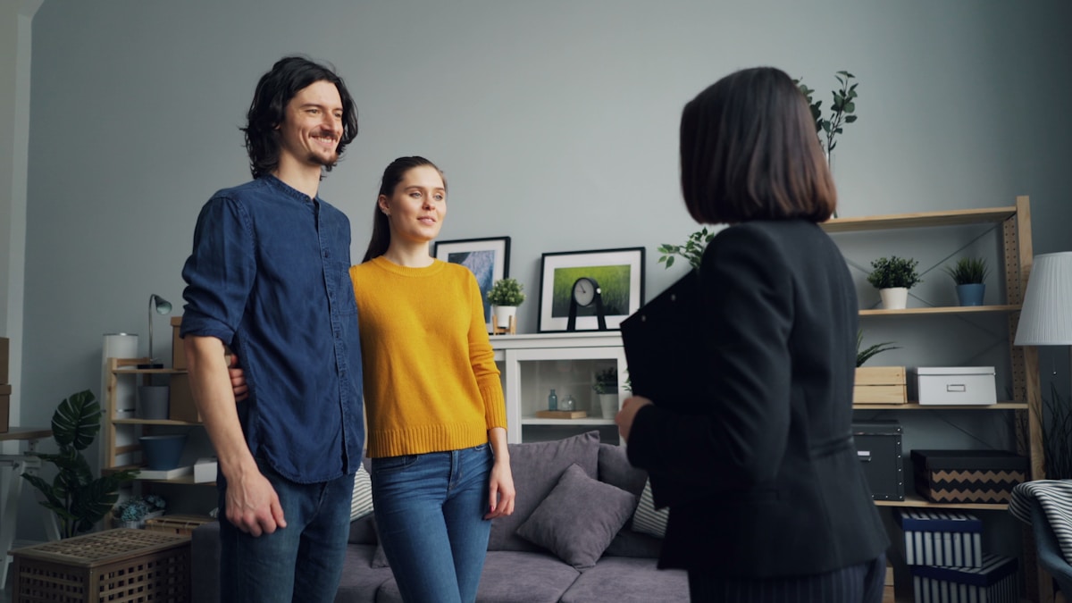 Couple souriant dans un intérieur moderne et chaleureux.