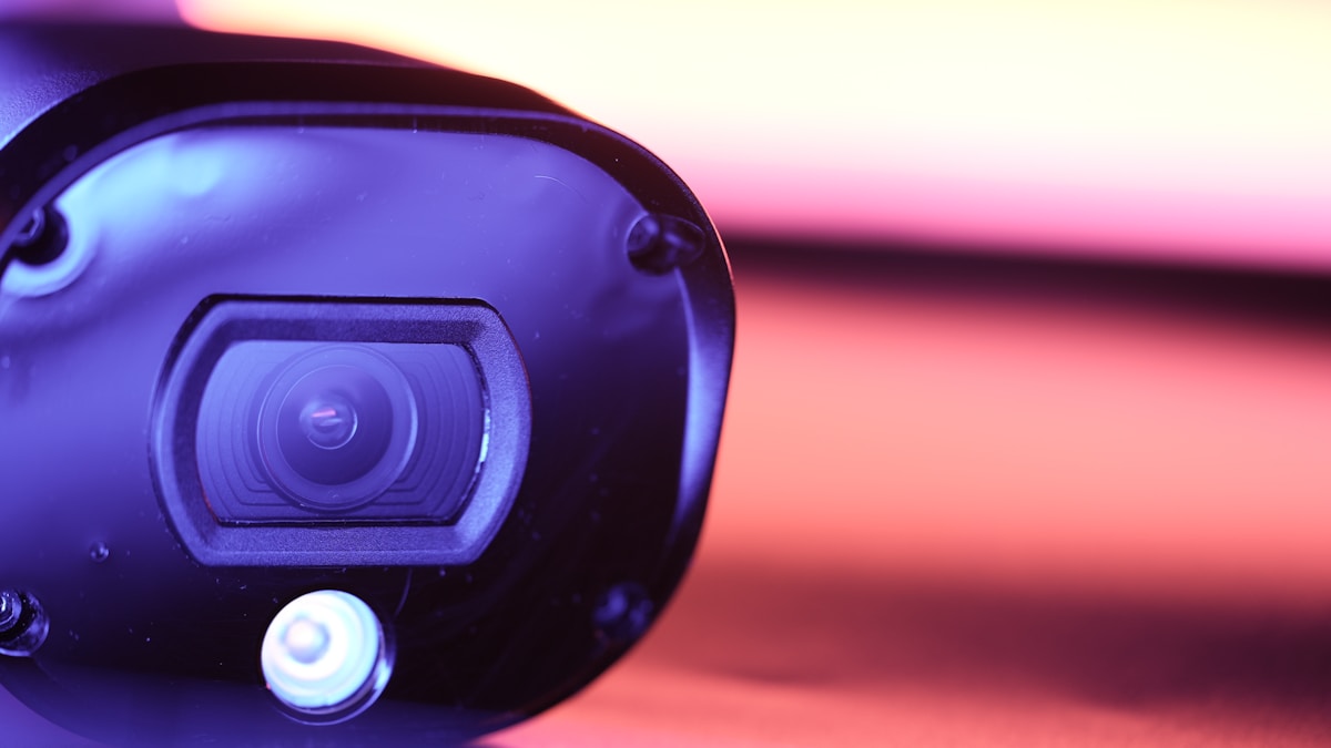 Caméra de surveillance avec éclairage coloré.
