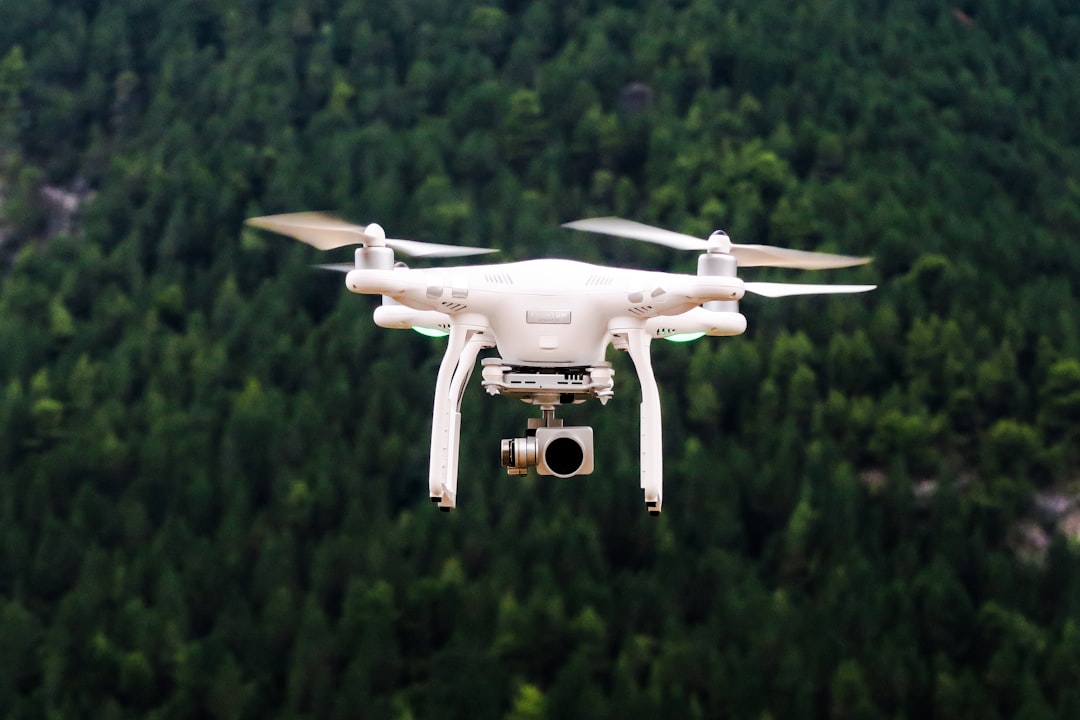 utilisation drone pour vente immobilière - drone flying in sky