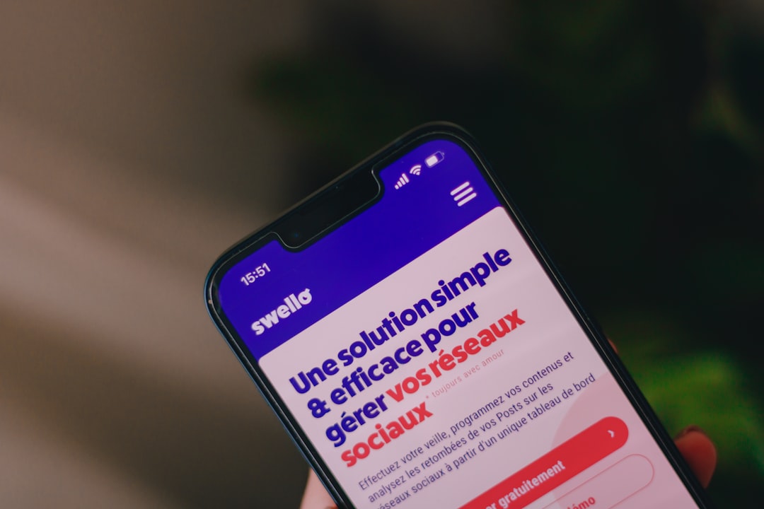 communication digitale entreprises de rénovation - a person holding a cell phone in their hand