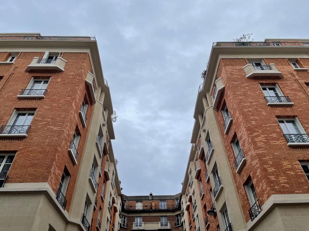 usage des jumeaux numériques bâtiment - two tall brick buildings with balconies and balconies