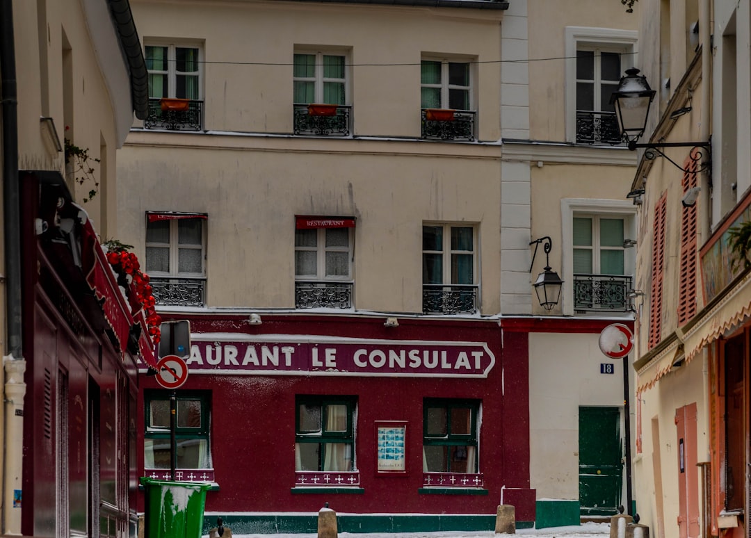 constat sinistre par modélisation 3D - Restaurant le consulat building on a snowy street.