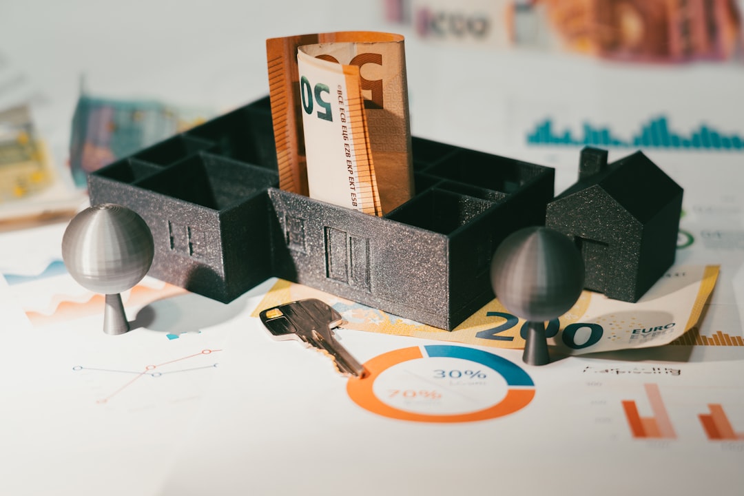 outil présentation promoteur immobilier 3D - A couple of keys are sitting in a holder