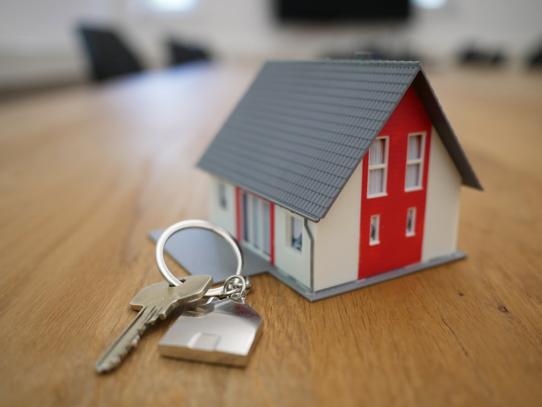 présence digitale agence immobilière - white and red wooden house miniature on brown table