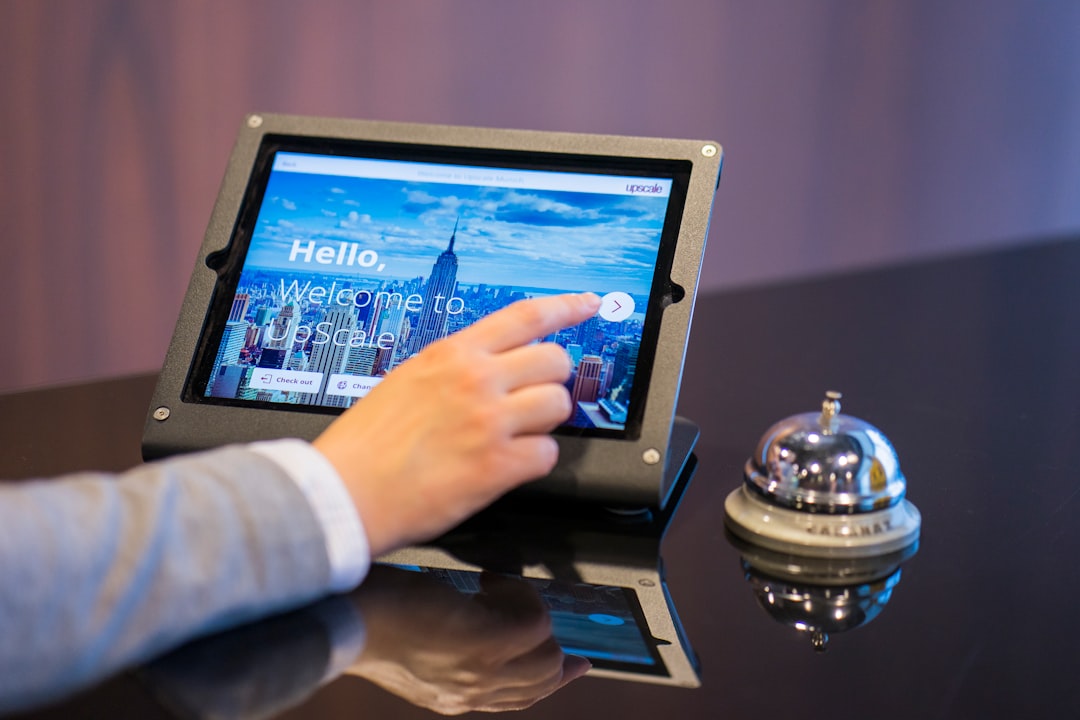 valorisation digitale hôtel visite 360 - person about to touch black Android tablet computer