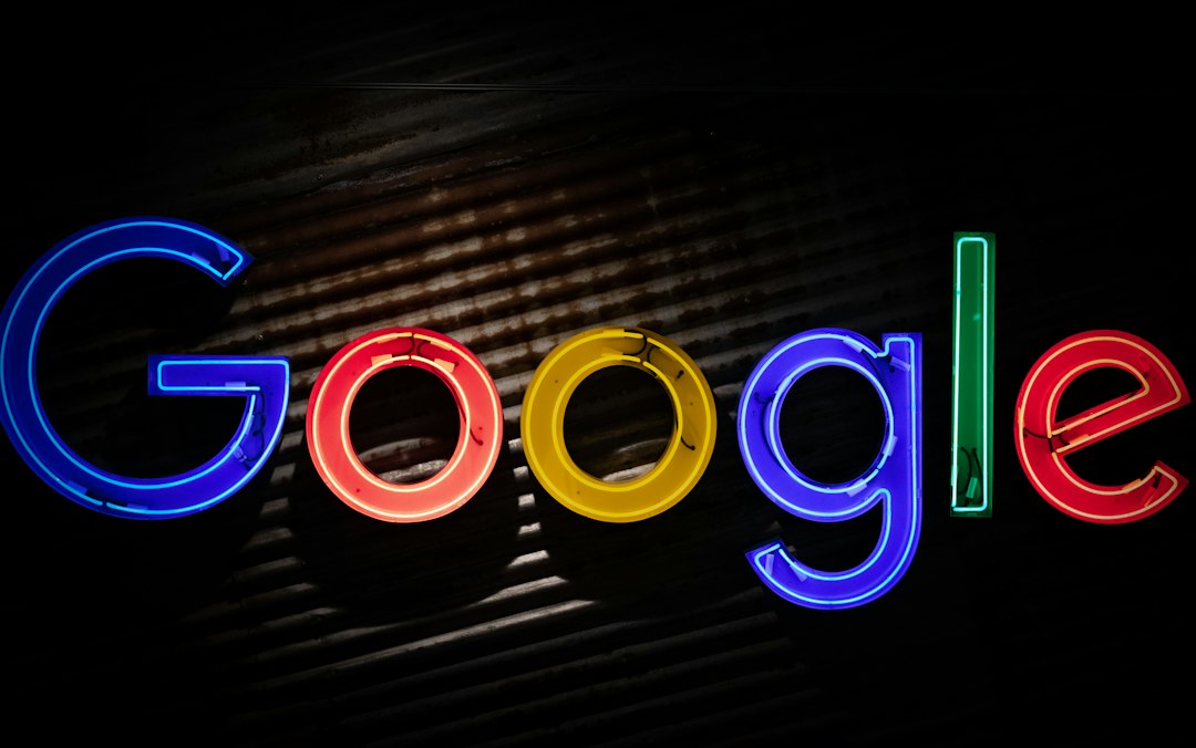 Logo Google lumineux en néon sur une enseigne, symbolisant un visite virtuelle google business profile commerce.