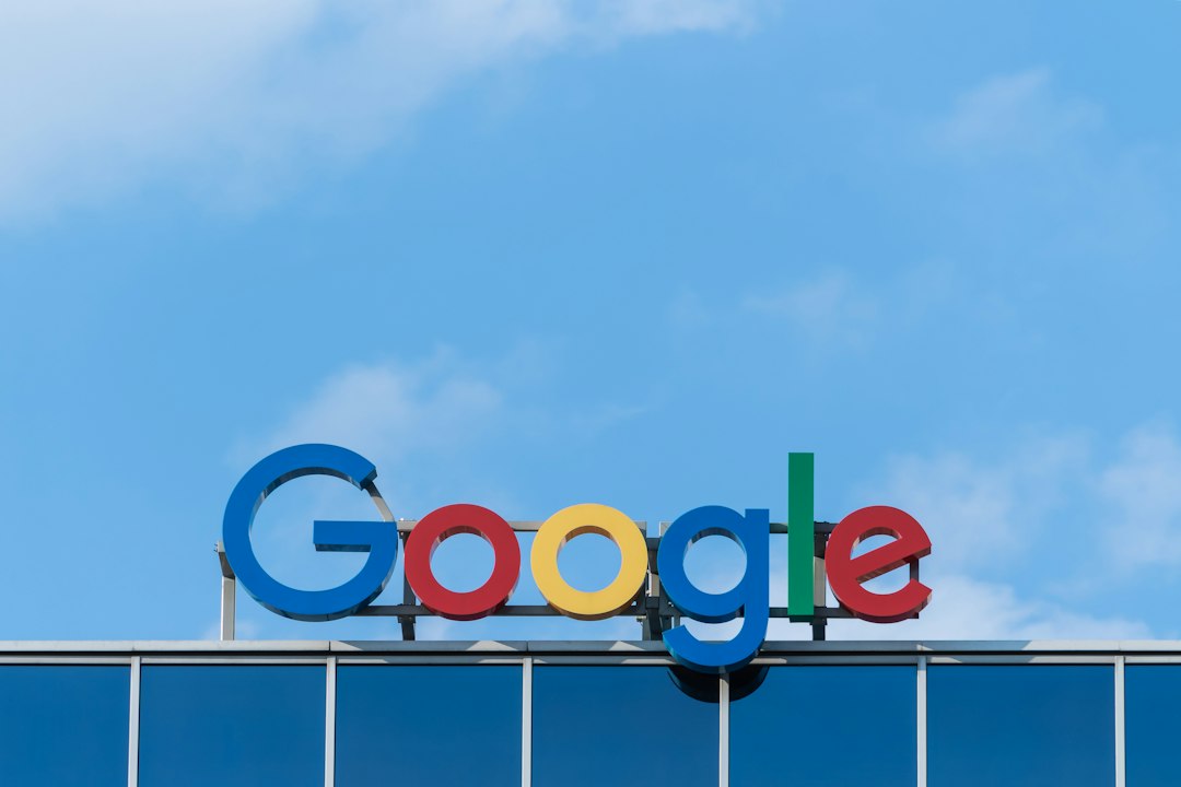 Logo Google sign affiché devant un hôtel, illustrant l’intégration de visite virtuelle Google My Business.