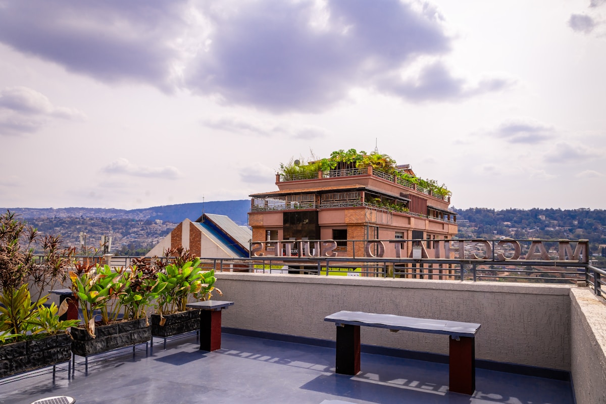 Bâtiment moderne avec jardin suspendu surplombant la ville.