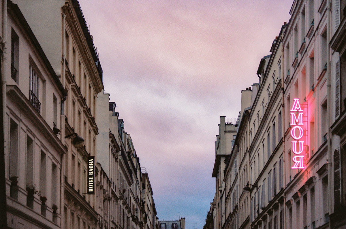 Rues étroites de Paris, bâtiments anciens, enseigne lumineuse "Amour".