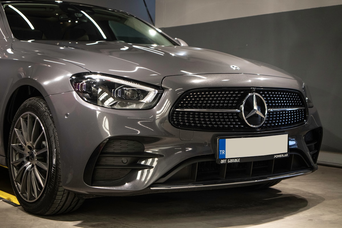 Voiture Mercedes-Benz grise, design élégant avec calandre emblématique.